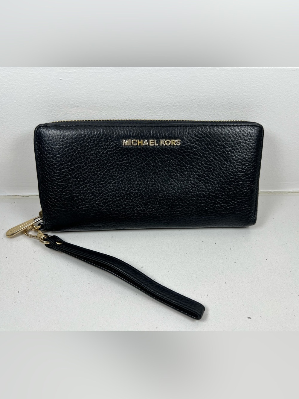 Michael Kors Black Pebbled Leather Zip Around Wallet Wristlet Gold Tone Like New